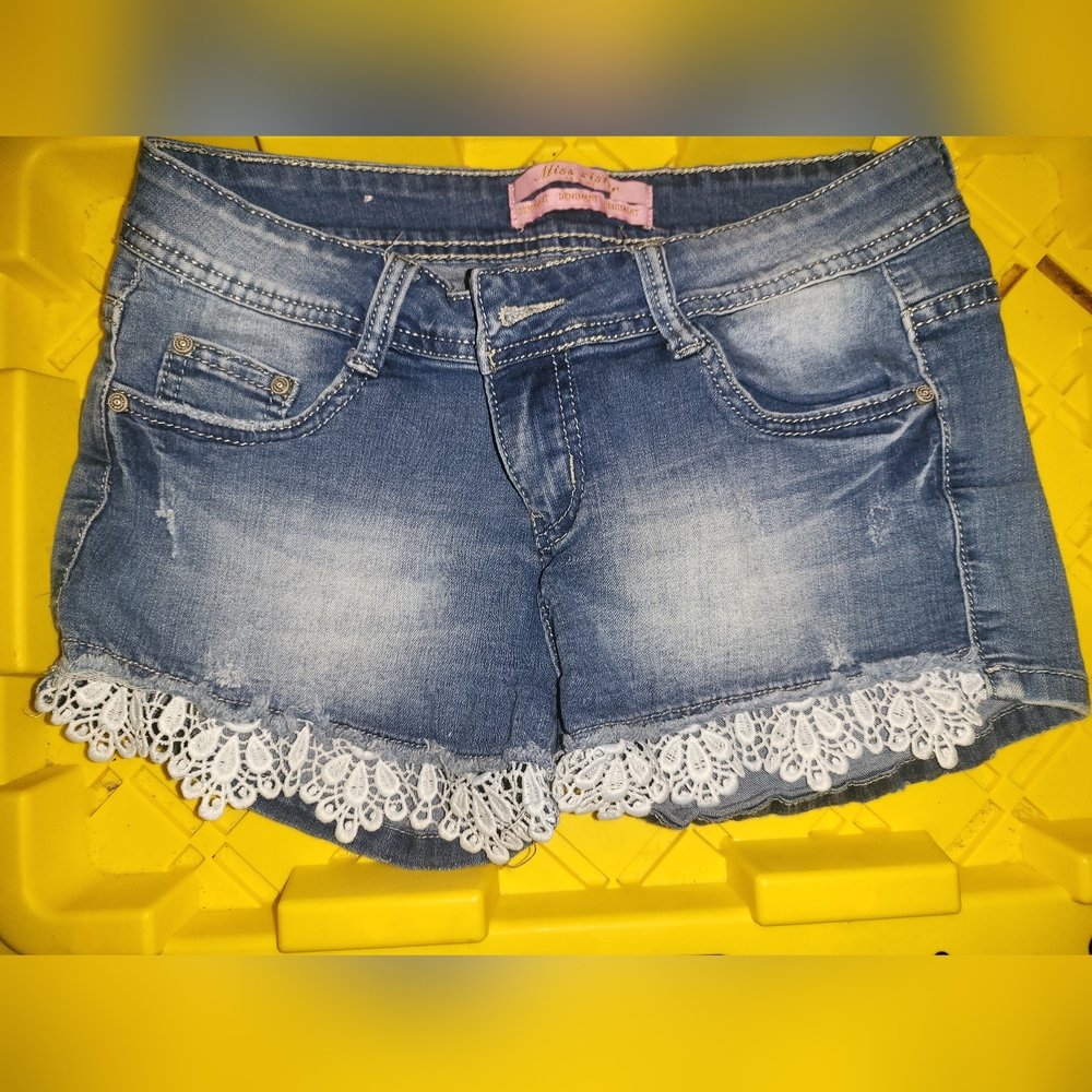 Stretchy lace trim shorts